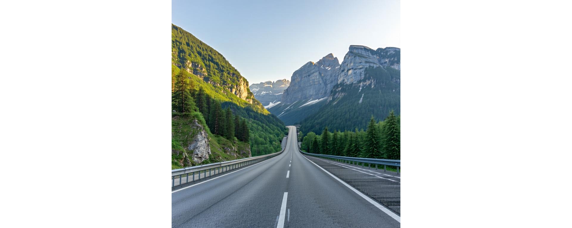 Panorama österreichischer Alpen mit Autobahn